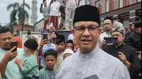 Anies Baswedan usai melaksanakan salat jumat di Masjid Dian Al Mahri, Limo, Depok. (Liputan6.com/Dicky Agung Prihanto)
&nbsp;