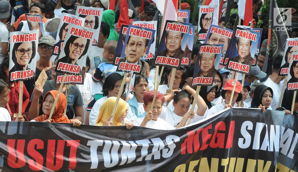 Massa mengangkat poster dan membentangkan spanduk saat berunjuk rasa di depan Gedung KPK, Jakarta, Rabu (17/7). Massa menuntut KPK segera menuntaskan kasus mega skandal BLBI dan Century. (Merdeka.com/Dwi Narwoko)