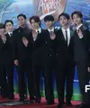 Seventeen di red carpet Golden Disc Awards 2024 yang digelar di Jakarta, Sabtu (6/1/2024). [Foto: Bayu Herdianto/Fimela]