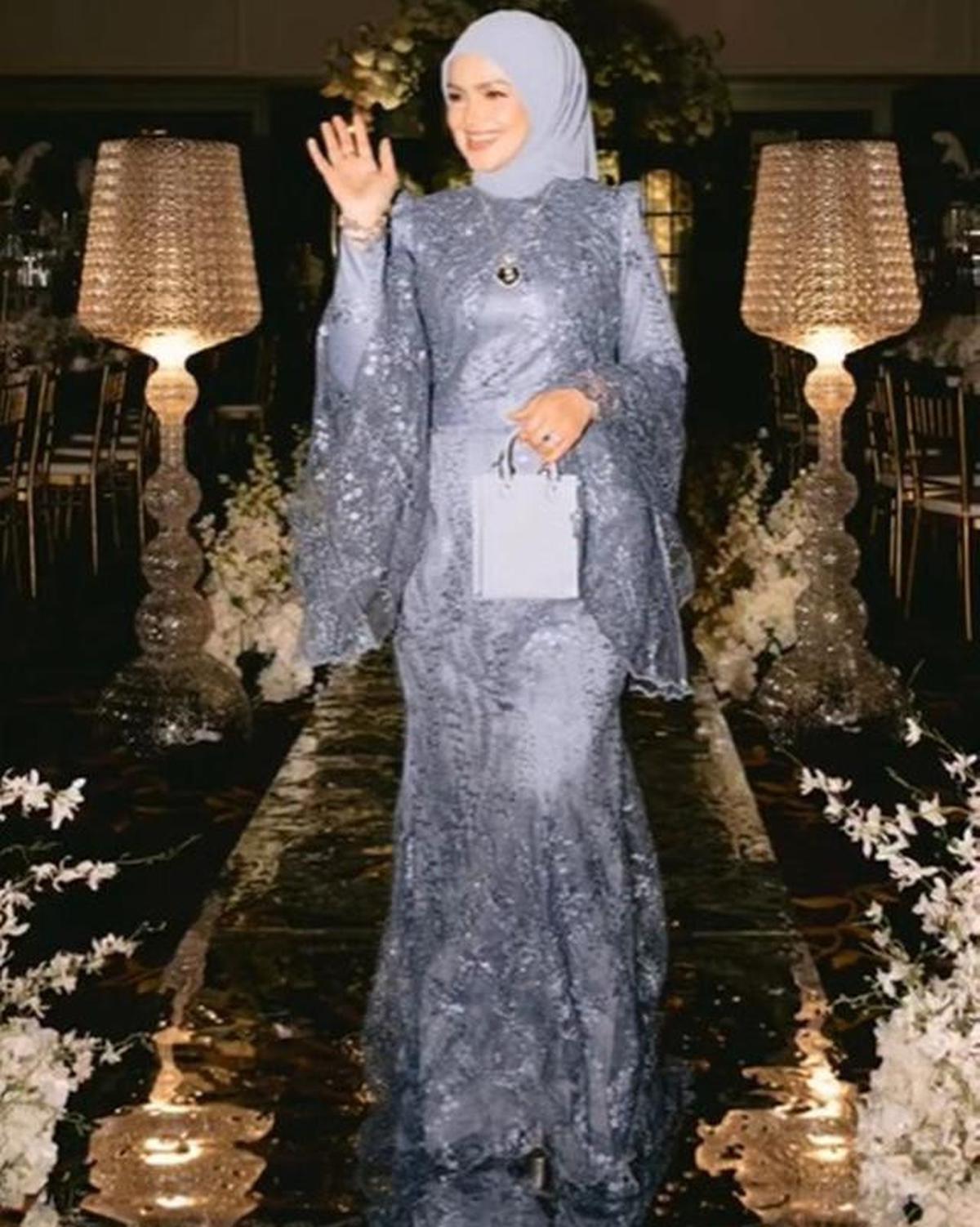 7 Potret Gaun Brokat Siti Nurhaliza di Pernikahan Anak Sambung, Detail Payet Memukau