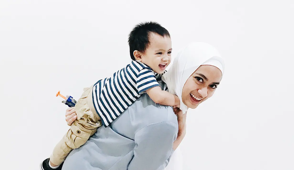 Keluarga kecil Ayudia Bing Slamet dan Muhammad Pradana Budiarto kini tengah menikmati kebahagiaannya bersama dengan anak lelaki mereka, Dia Sekala Bumi, yang kini sudah berusia satu tahun lebih. (Instagram/ayudiac)
