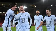 Gelandang Chelsea, Jorginho (kedua dari kiri) melakukan selebrasi bersama rekan setim usai mencetak gol kedua timnya ke gawang Sheffield United dalam laga lanjutan Liga Inggris 2020/21 pekan ke-23 di Bramall Lane, Minggu (7/2/2021). Chelsea menang 2-1 atas Sheffield United. (AFP/Oli Scarff/Pool)