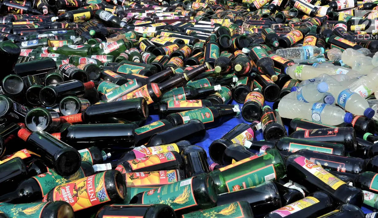 Ribuan botol minuman keras (miras) ilegal siap untuk dimusnahkan di Lapangan Silang Monas Tenggara, Jakarta, Senin (27/5/2019). Pemprov DKI memusnahkan 18.174 botol miras tanpa izin hasil penertiban jajaran Satpol PP DKI Jakarta periode Januari 2019 hingga Mei 2019. (merdeka.com/Iqbal S Nugroho)