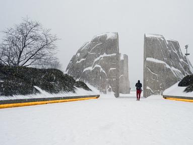 Salju menutupi Martin Luther King Jr. Memorial di Washington, Amerika Serikat, 16 Januari 2022. Upacara yang dijadwalkan di lokasi tersebut untuk menandai hari libur nasional Martin Luther King Jr. telah dibatalkan karena cuaca. (AP Photo/Carolyn Kaster)