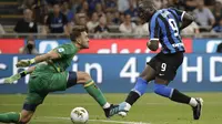 Striker Inter Milan (kanan) Romelu Lukaku menaklukkan kiper Lecce Gabriel Ferreira pada laga Seri A di Stadio Giuseppe Meazza, Senin (26/8/2019) atau Selasa dini hari WIB. (AP Photo/Luca Bruno)