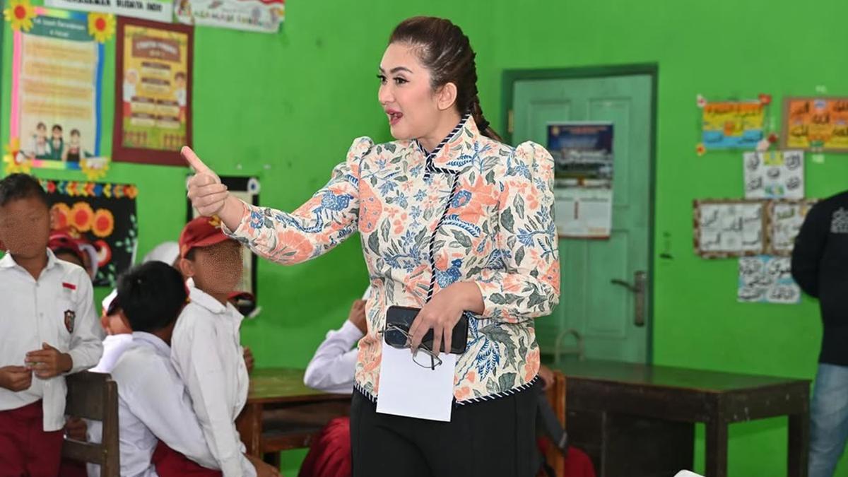 6 Gaya Baju Batik Kantor Wanita Ala Nafa Urbach, Modern dan Elegan