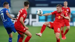 Gelandang RB Leipzig, Dani Olmo, berebut bola dengan pemain Hoffenheim pada laga lanjutan Bundesliga peka ke-30 di Rhein-Neckar Arena, Sabtu (13/6/2020) dini hari WIB. Leipzig menang 2-0 atas Hoffenheim. (AFP/Uwe Anspach/Pool)