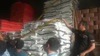 Polisi bongkar praktik curang penjualan beras dan gula (Liputan6.com/ Nafiysul Qodar)