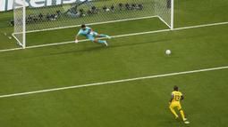 Gol Valencia berasal dari eksekusi tendangan titik putih setelah Saad Al Sheed terbukti melakukan pelanggaran. Tangan kiper Timnas Qatar itu terlihat mencoba menjegal kaki Valencia. Ini merupakan tendangan penalti pertama di Piala Dunia 2022. (AP/Thanassis Stavrakis)