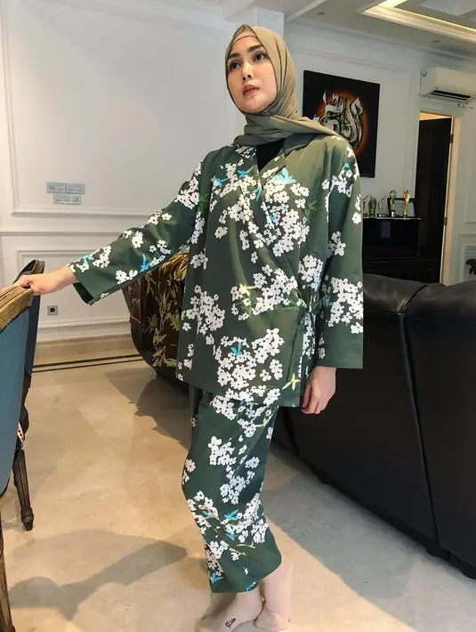 Lewat akun Instagramnya, Fenita menceritakan kenangan momen liburan saat mereka ke Turki sebelum pandemi. Ia mengakui perbedaan dirinya sendiri dengan sang suami saat liburan. (Instagram/fenitarie)