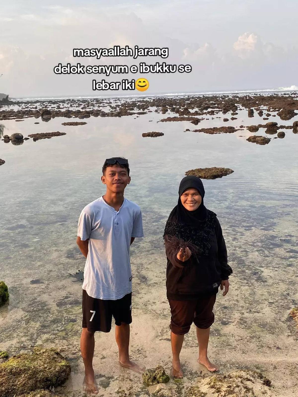 Aksinya Bikin Haru, Kisah Pria Bersama Ibunda Pergi JalanJalan Ke Pantai Ini Curi Perhatian