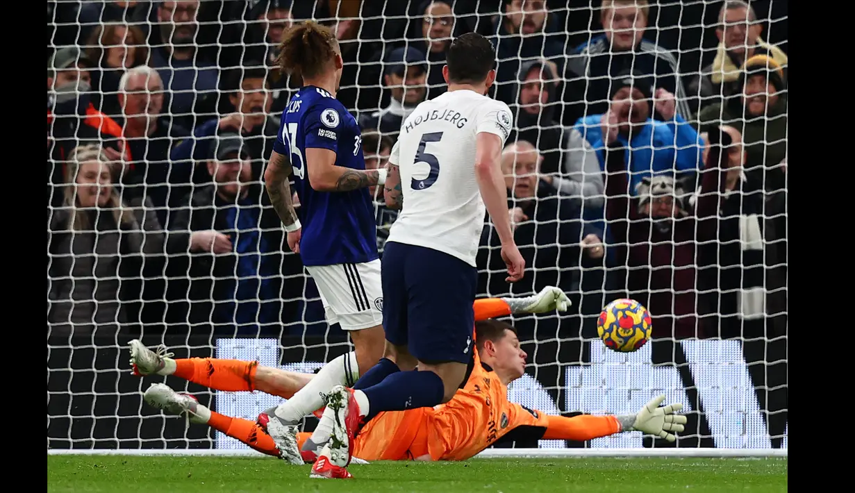 Pierre-Emile Hojbjerg mengakhiri kebuntuan gol bagi Tottenham. Di menit ke-58 dia dengan tenang menendang bola ke gawang Illan Meslier. (AFP/Adrian Dennis)