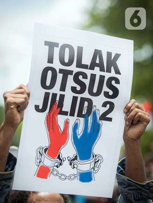 Massa Ikatan Mahasiswa Papua saat berunjuk rasa di depan Kementerian Dalam Negeri, Jakarta, Rabu (24/2/2021). Dalam aksinya mereka mengutuk tindakan elite politik Papua yang mengatasnamakan rakyat Papua untuk mendukung Otonomi Khusus (Otsus). (Liputan6.com/Faizal Fanani)