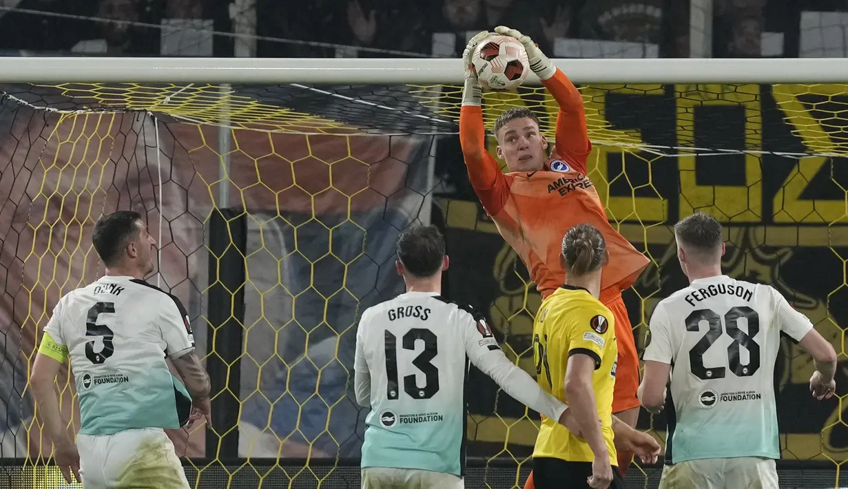 Brighton nampaknya kesulitan untuk memilih kiper utama mereka dalam mengarungi musim 2023/2024. Kiper anyar mereka, Bart Verbuggen (atas) yang dibeli dari Anderlecht masih terus bersaing dengan kiper utama Brighton, Jason Steele. Newcastle bisa memanfaatkan situasi ini dengan meminjam Bart Verbuggen dari Brighton agar kiper muda asal Belanda tersebut tetap mendapatkan jam terbang di kasta tertinggi Liga Inggris. (AP Photo/Thanassis Stavrakis)