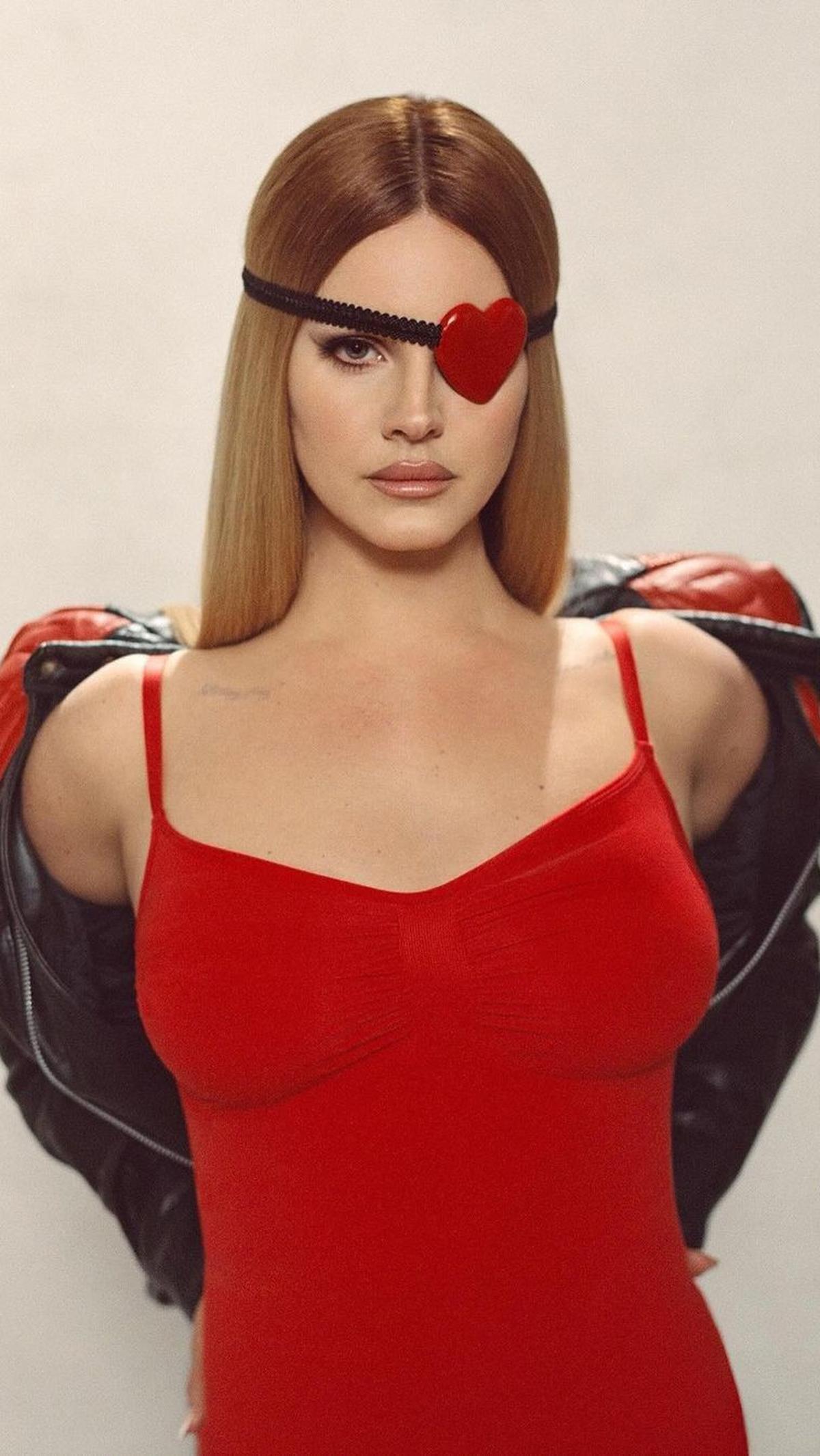Kampanye ini menghadirkan estetika Old Hollywood dan vintage Americana yang menjadi ciri khas Del Rey.