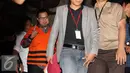 Bupati Empat Lawang Budi Antoni Aljufri keluar dari gedung KPK usai menjalani pemeriksaan, Jakarta, Senin (6/7/2015). Budi resmi ditahan bersama istrinya karena diduga menyuap mantan Ketua MK, Akil Mochtar. (Liputan6.com/Helmi Afandi)