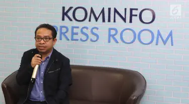 Plt Kabiro Humas Kemenkominfo Ferdinandus Setu memberikan keterangan terkait  konten YouTube milik gamer Kimi Hime di Jakarta, Rabu (24/7/2019). Kemkominfo melakukan suspend tiga konten milik Kimi Hime karena bersifat sangat vulgar dan melanggar norma kesusilaan. (Liputan6.com/Herman Zakharia)