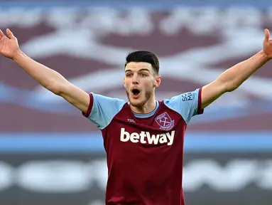 Declan Rice menjadi salah satu kunci gemilangnya West Ham United pada musim ini. Ia tercatat mampu menorehkan rata-rata 3 tekel dan 2 intersep di setiap pertandingannya. Rice juga mampu mencakup jarak bermain sebesar 324,6 km pada musim lalu. (AFP/Pool/Justin Setterfield)