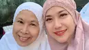 Momen BCL bersama ibu mertuanya, tampak begitu akrab. Tak hanya hijab, pesonanya yang cantik dalam balutan mukenah pun sukses bikin kagum para penggemarnya. Terlebih, ia tampil dengan makeup natural.(Liputan6.com/IG/@bclsinclair)