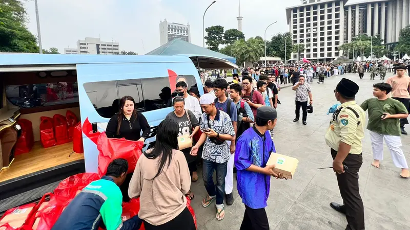 Seorang pengusaha batubara bernama David Febrian berbagi makanan gratis saat Jumat berkah (26/7/2024) di halaman Masjid Istiqlal, Jakarta Pusat.