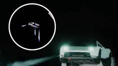 CEO Tesla Elon Musk resmi memamerkan prototipe mobil sport Roadster generasi terbaru yang diklaim mampu "terbang". Demonstrasi kendaraan canggih ini digelar langsung di fasilitas perusahaan antariksa SpaceX, Texas, Amerika Serikat (AS), Kamis (15/10/2026).