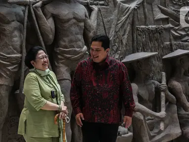 Ketua Umum PDIP Megawati Soekarnoputri dan Menteri Badan Usaha Milik Negara (BUMN) Erick Thohir berfoto bersama saat menyambangi Pusat Perbelanjaan Sarinah, Jakarta Pusat, Senin (13/6/2022). Tujuan pertama Megawati Soekarnoputri dan Erick Thohir adalah Galeri Seni Dr. Ir. Soekarno di lantai 6. (Liputan6.com/Johan Tallo)