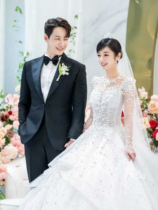 <p>"Saya sangat senang memiliki Saya yang bijak dan cantik sebagai istri saya. Setelah air mata terakhir yang kutumpahkan di pernikahan di Korea, aku akan berhenti menangis dan menjadi suami yang kuat untuk Saya dan keluarga kami," kata Hyung Tak melalui agensinya.</p>