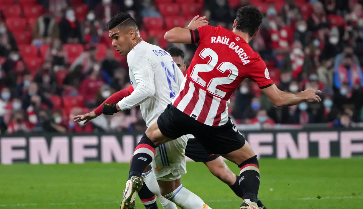 Real Madrid akhirnya memperoleh peluang matang di menit ke-80. Tembakan Casemiro usai menerima umpan Marco Asensio dari jarak dekat masih mampu dibendung kiper Athletic Bilbao Julen Agirrezabala. (AFP/Cesar Manso)