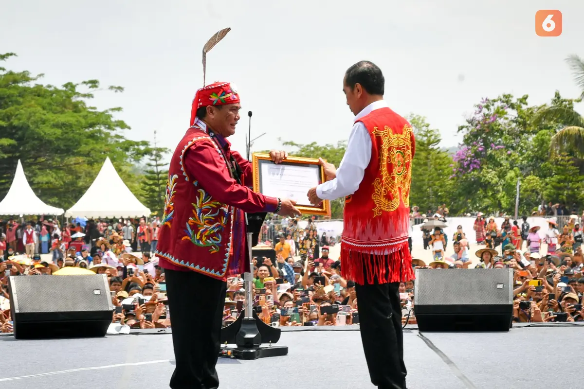Bupati FX Yapan dan Presiden Jokowi