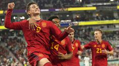 Piala Dunia 2022 baru merampungkan seluruh laga di matchday pertama pada fase grup. Dari total 8 grup, Grup D dan E tercatat menjadi arena debut bagi para pemain muda di Piala Dunia. Tercatat ada 5 pemain muda yang telah menjalani laga pertamanya di Piala Dunia pada fase grup Piala Dunia 2022. Siapa saja? Simak uraiannya berikut ini. (AP/Pavel Golovkin)