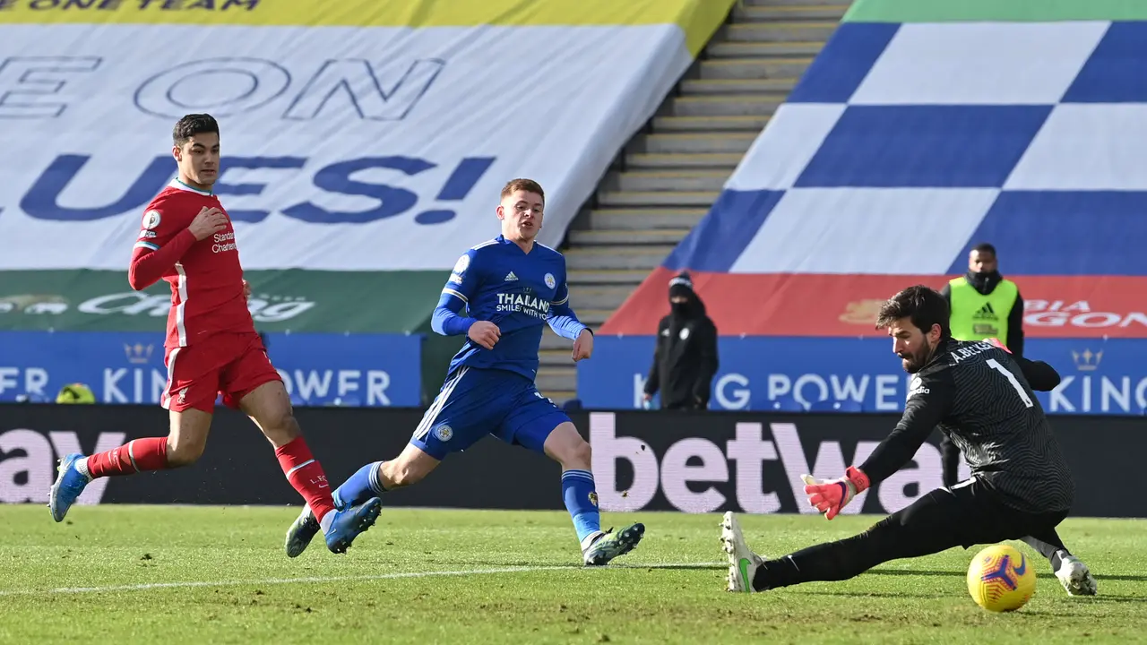 Alisson Blunder Lagi, Liverpool Dihajar Leicester