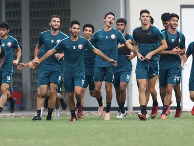 Pemain Timnas Qatar U-19 berlari jelang latihan di Lapangan A Kompleks GBK, Jakarta, Rabu (17/10). Timnas Qatar U-19 tergabuing di Grup A Piala AFC U-19 bersama Indonesia dan Chinese Taipei serta Uni Emirat Arab. (Liputan6.com/Helmi Fithriansyah)