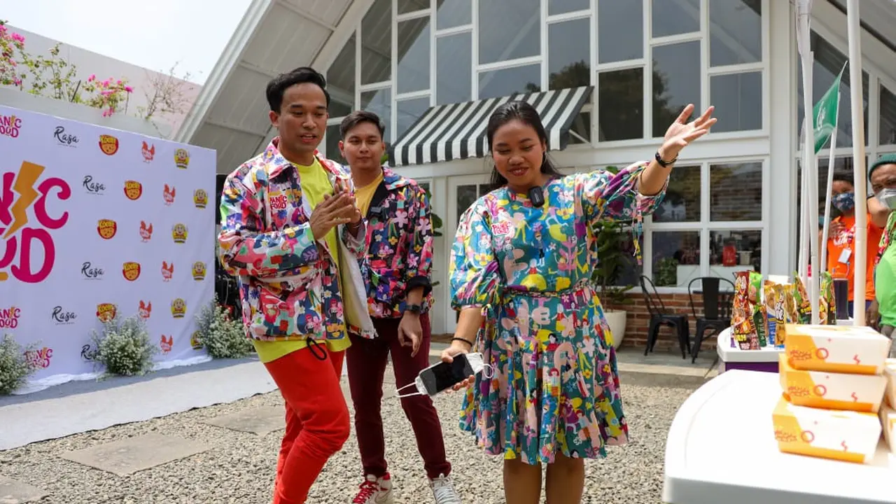 Artis Mumuk Gomez dan suaminya, Eno Retra, menggandeng komedian Anwar BAB menggarap bisnis kuliner