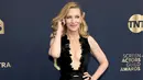 Cate Blanchett juga tampil di red carpet SAG Awards dalam balutan gaun hitam yang memukau rancangan Armani Prive dengan garis leher yang dalam. Ia menata rambutnya bergelombang yang elegan dan makeup peach yang natural.