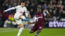 Bek Tottenham Hotspur, Pedro Porro (kiri) melepaskan tendangan di depan gelandang West Ham United, Mohammed Kudus pada laga pekan ke-31 Premier League 2023/2024 di London Stadium, London, Selasa (2/4/2024) malam. (AP Photo/Kirsty Wigglesworth)