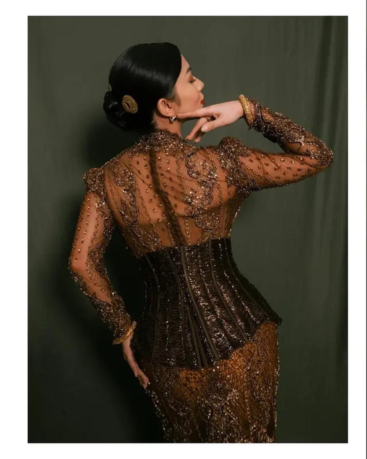 Foto Detail Kebaya Ariel Tatum di Hari Kebaya Nasional 2025, Tampil Elegan