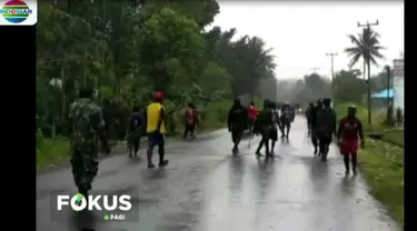 Mereka saling serang menggunakan panah, bentrokan ini dipicu tewasnya dua pemuda yang dianiaya kelompok tak dikenal.