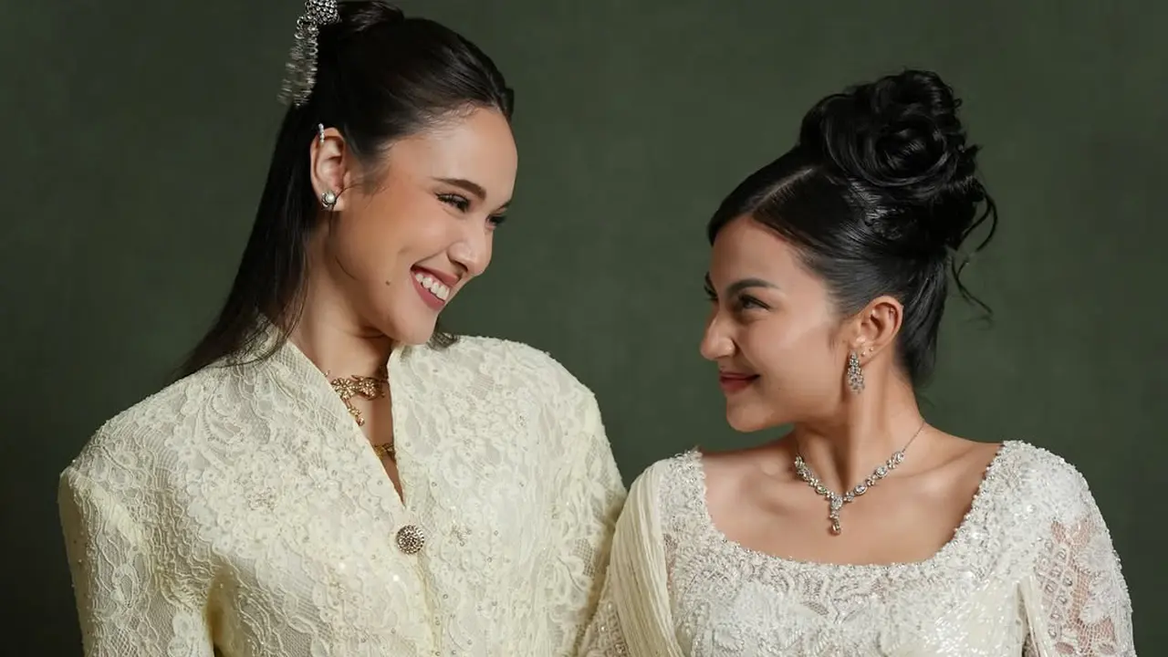 Tampilan Kembar Ariel Tatum dan Yasmin Napper Bak Pengantin dalam Balutan Kebaya Putih Rancangan Didiet Maulana