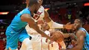 Kemba Walker #15 memberikan umpan kepada rekannya melewati adangan pebasket Miami Heat, Hassan Whiteside #21 pada laga NBA pre-season di American Airlines Arena, Miami, (9/10/2017). Miami Heat menang 109-106. (Mike Ehrmann/Getty Images/AFP)
