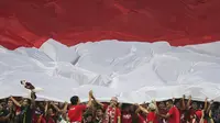 Suporter Indonesia membentangkan bendera raksasa saat melawan Filipina pada laga SEA Games di Stadion Shah Alam, Selangor, Kamis (17/8/2017). Indonesia menang 3-0 atas Filipina. (Bola.com/Vitalis Yogi Trisna)