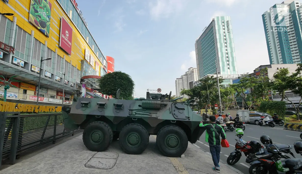 Kendaraan lapis baja Tentara Nasional Indonesia (TNI) terparkir di pusat perbelanjaan di kawasan glodok, Jakarta, Selasa (21/5/2019). Penjagaan berkaitan dengan rencana massa yang akan menggelar aksi unjuk rasa pada 22 Mei 2019 usai pengumanan hasil Pemilu KPU. (Liputan6.com/Herman Zakharia)