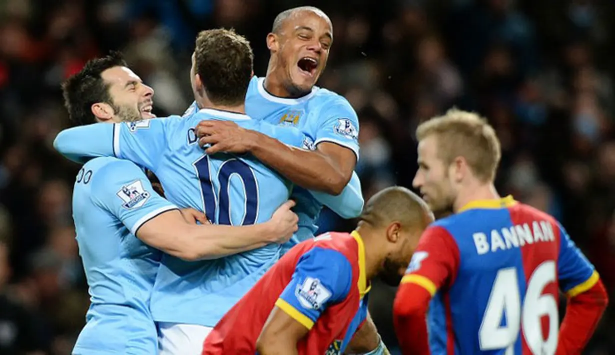 Edin Dzeko melakukan selebrasi bersama kedua rekannya Alvaro Negredo dan Vincent Kompany, setelah berhasil mencetak gol pembuka pada pertandingan sepak bola Liga Inggris antara Manchester City vs Crystal Palace di Etihad, Manchester (28/12/13). (AFP/Andre