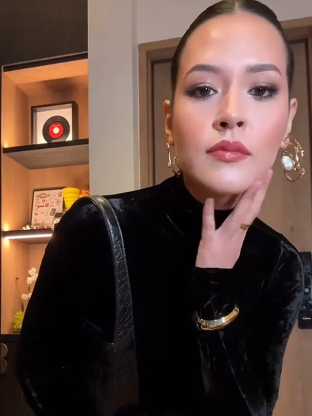 Raisa dengan Gaun Beludru