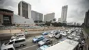 Kendaraan melintas di depan kawasan Ratu Plaza, Jakarta, Selasa (7/4/2015). Pemprov DKI bakal memperluas perlintasan pelarangan sepeda motor hingga Jalan Sudirman (Ratu Plaza) Jakarta Selatan. (Liputan6.com/Faizal Fanani)