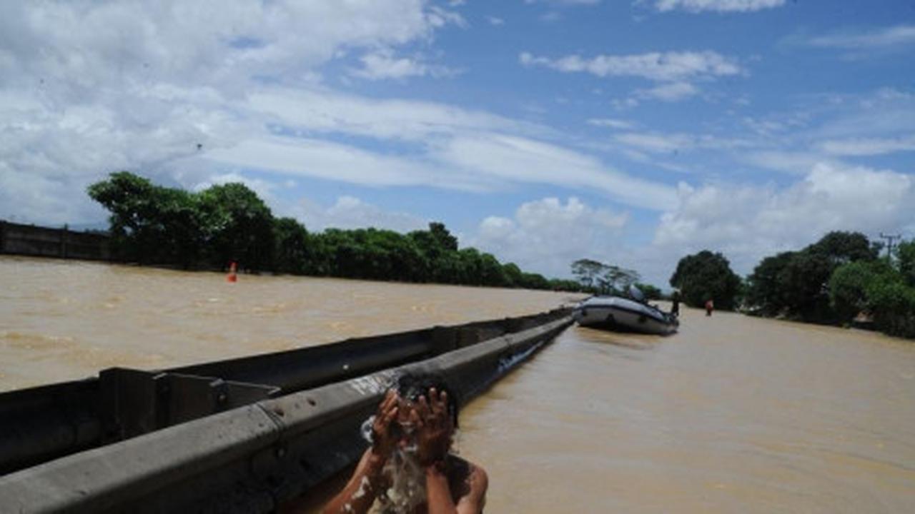 Mandi di lokasi banjir