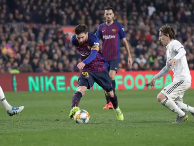 Penyerang Barcelona Lionel Messi (tengah) menggiring bola melewati pemain Real Madrid Toni Kroos dan Luka Modric saat bertanding pada leg pertama semifinal Copa del Rey di Stadion Camp Nou, Barcelona, Spanyol, Rabu (6/2). (AP Photo/Emilio Morenatti)