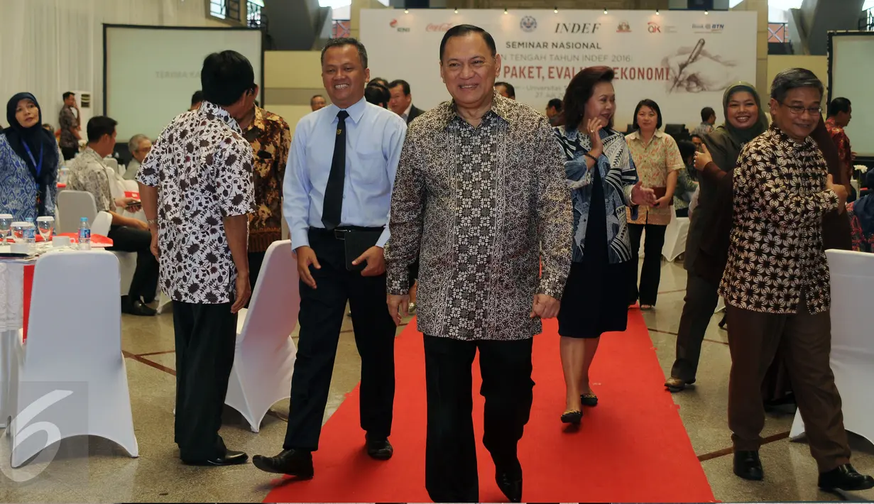 Gubernur Bank Indonesia, Agus Martowardojo (tengah) meninggalkan ruangan usai menjadi pembicara kunci seminar nasional di Kampus Trilogi, Jakarta, Rabu (27/7). Seminar membahas Evaluasi Paket, Evaluasi Ekonomi. (Liputan6.com/Helmi Fithriansyah)