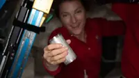 NASA daur ulang 98 persen urin dan keringat astronaut. Credit: NASA