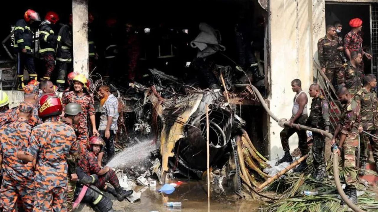 pesawat jet bangladesh jatuh