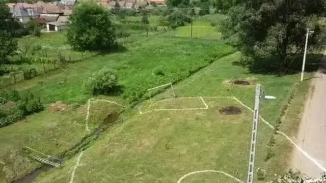 10 Potret Lapangan Olahraga dengan Bentuk Nyeleneh Ini Bikin Geleng Kepala